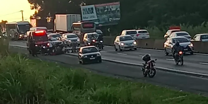 Colisão entre carro e motocicleta deixa um ferido na Hermenegildo Tonoli